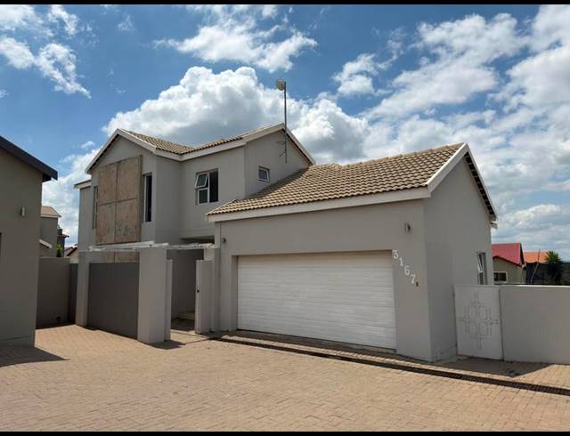 4 BEDROOM TOWNHOUSE FOR SALE IN THATCHFIELD